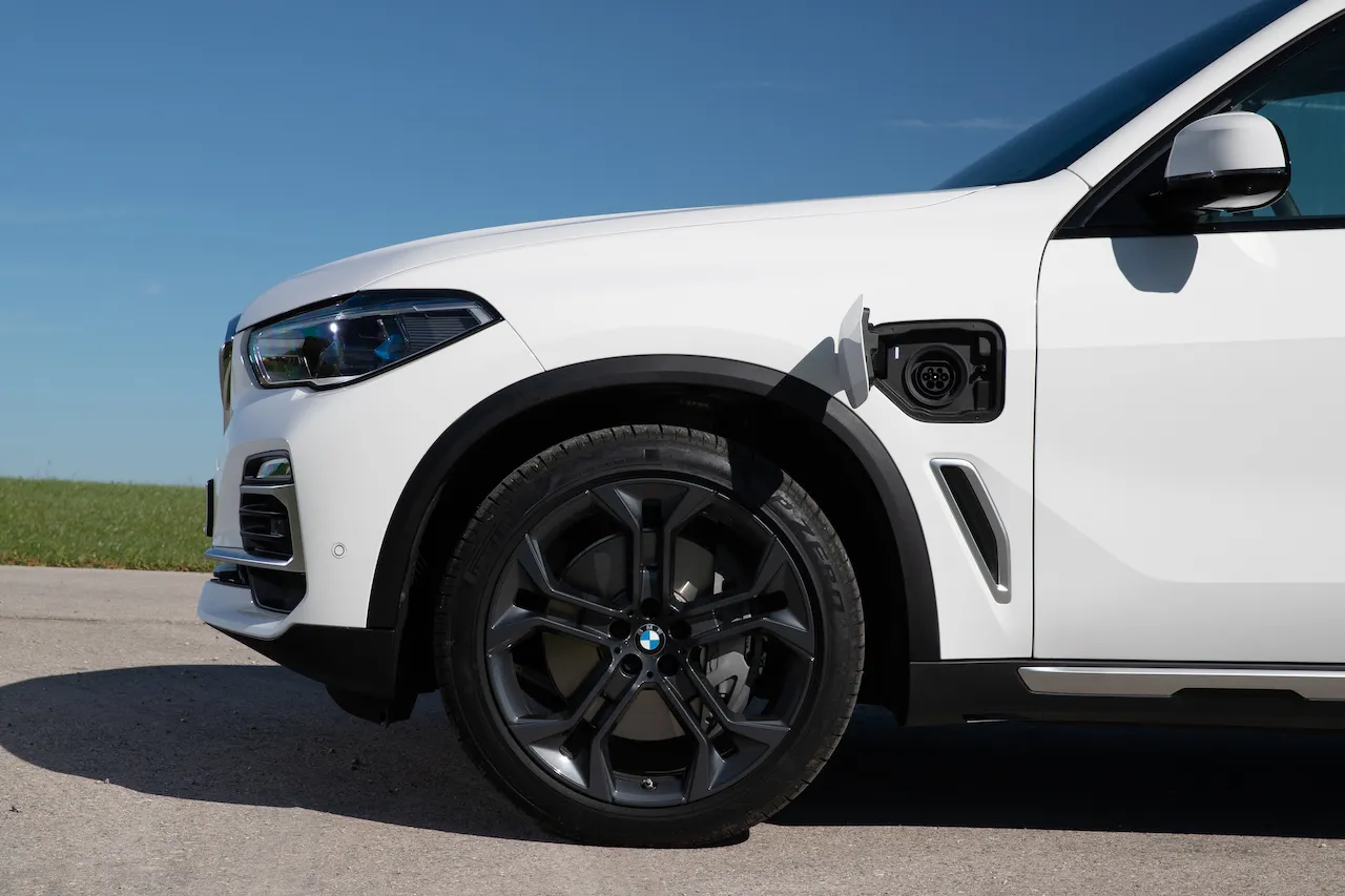 ¿Auto híbrido o enchufable? Piénselo ya…