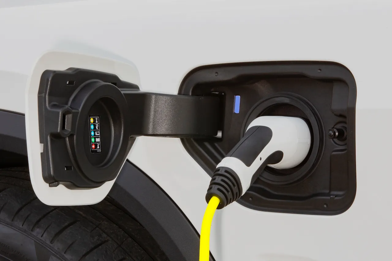 ¿Auto híbrido o enchufable? Piénselo ya…