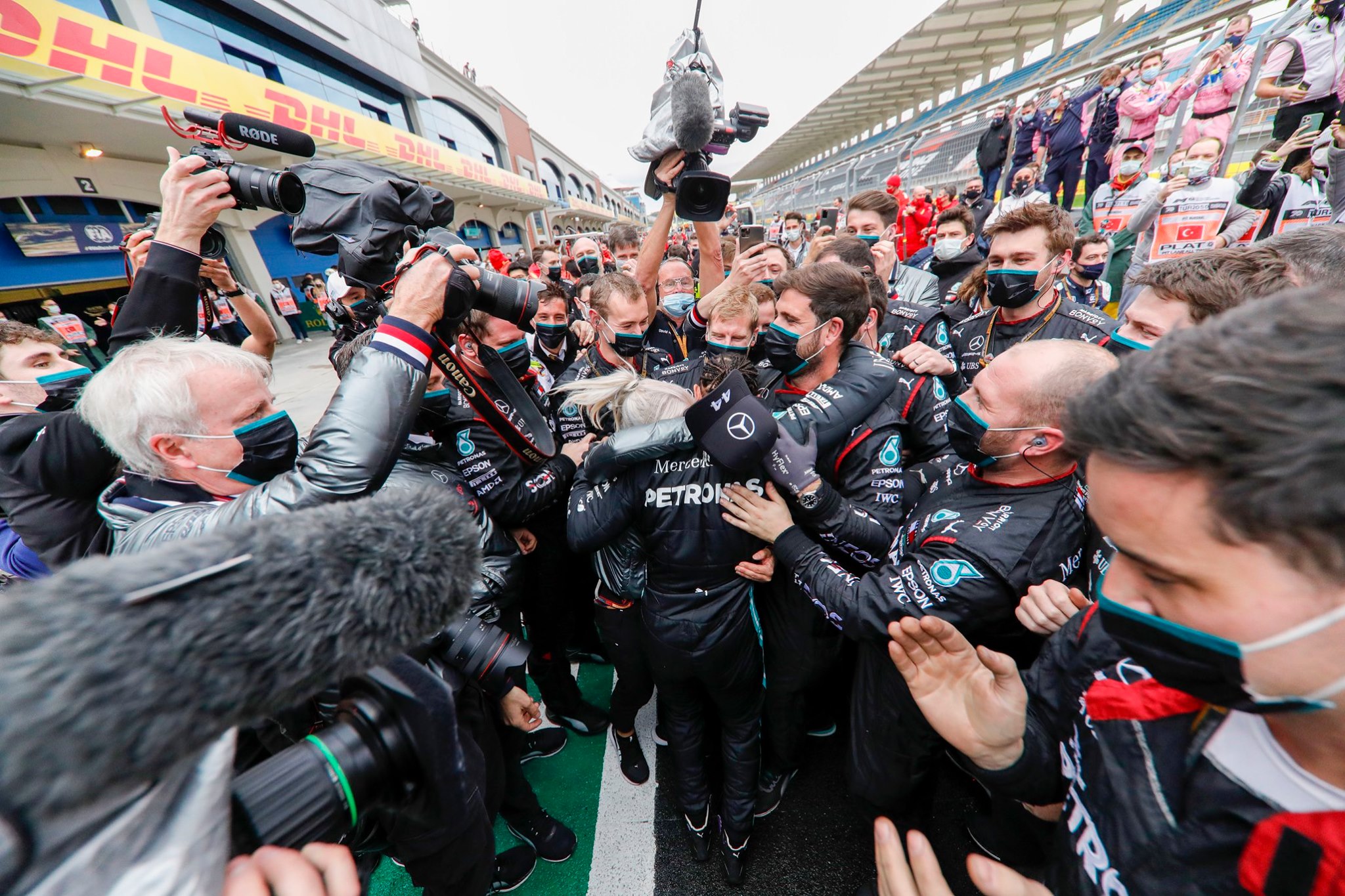 Lewis Hamilton conquista su séptimo campeonato del mundo Pérez en el podio
