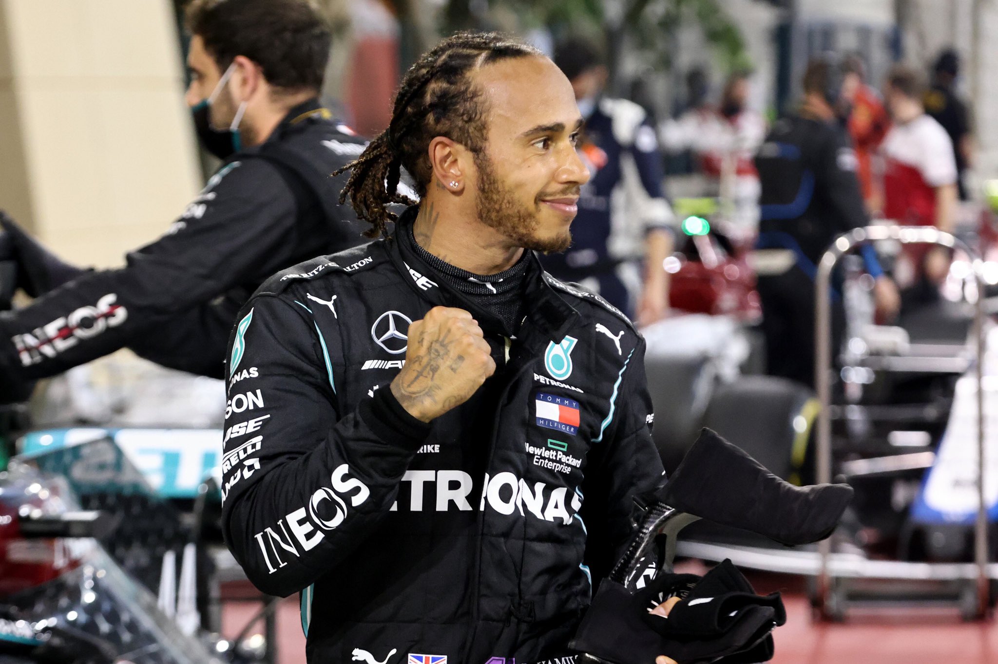 Hamilton gana tras el drama en Bahréin Pérez pierde el podio