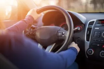 Debo o no dejar calentar el motor de un auto