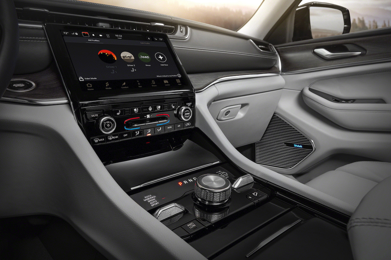 2021 Jeep® Grand Cherokee L Overland features the new Uconnect 5 system and its 101inch touchscreen and an allnew driver control center with metal rotary shifter ride height and SelecTerrain switches | Memo Lira sistema Uconnect presente en Jeep y Chrysler