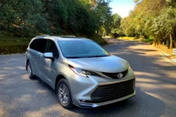 Sienna 2021, la consentida de México, ahora es híbrida y ¡ya la manejamos!