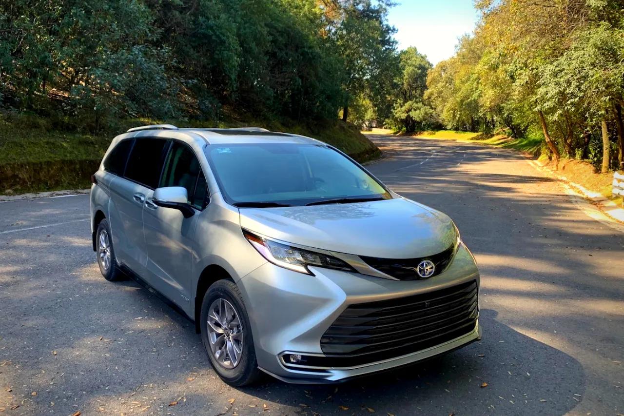 Sienna 2021, la consentida de México, ahora es híbrida y ¡ya la manejamos!