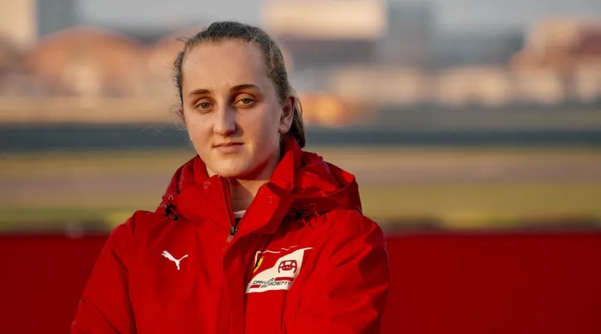 Maya Weug, la primera mujer piloto en la Ferrari Academy