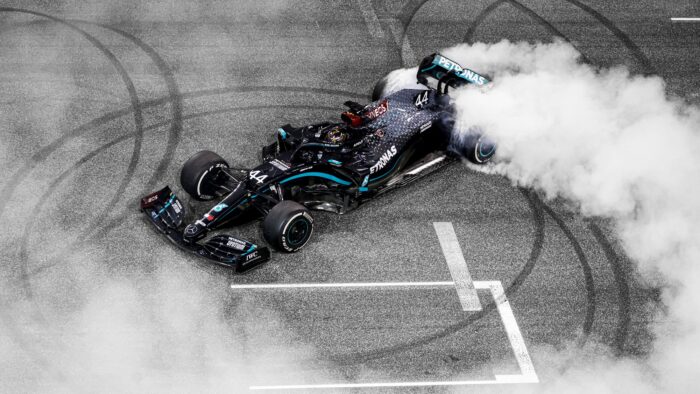 Lewis Hamilton y Mercedes acuerdan nuevo contrato para 2021