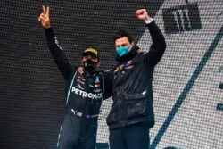 Lewis Hamilton y Mercedes acuerdan nuevo contrato para 2021