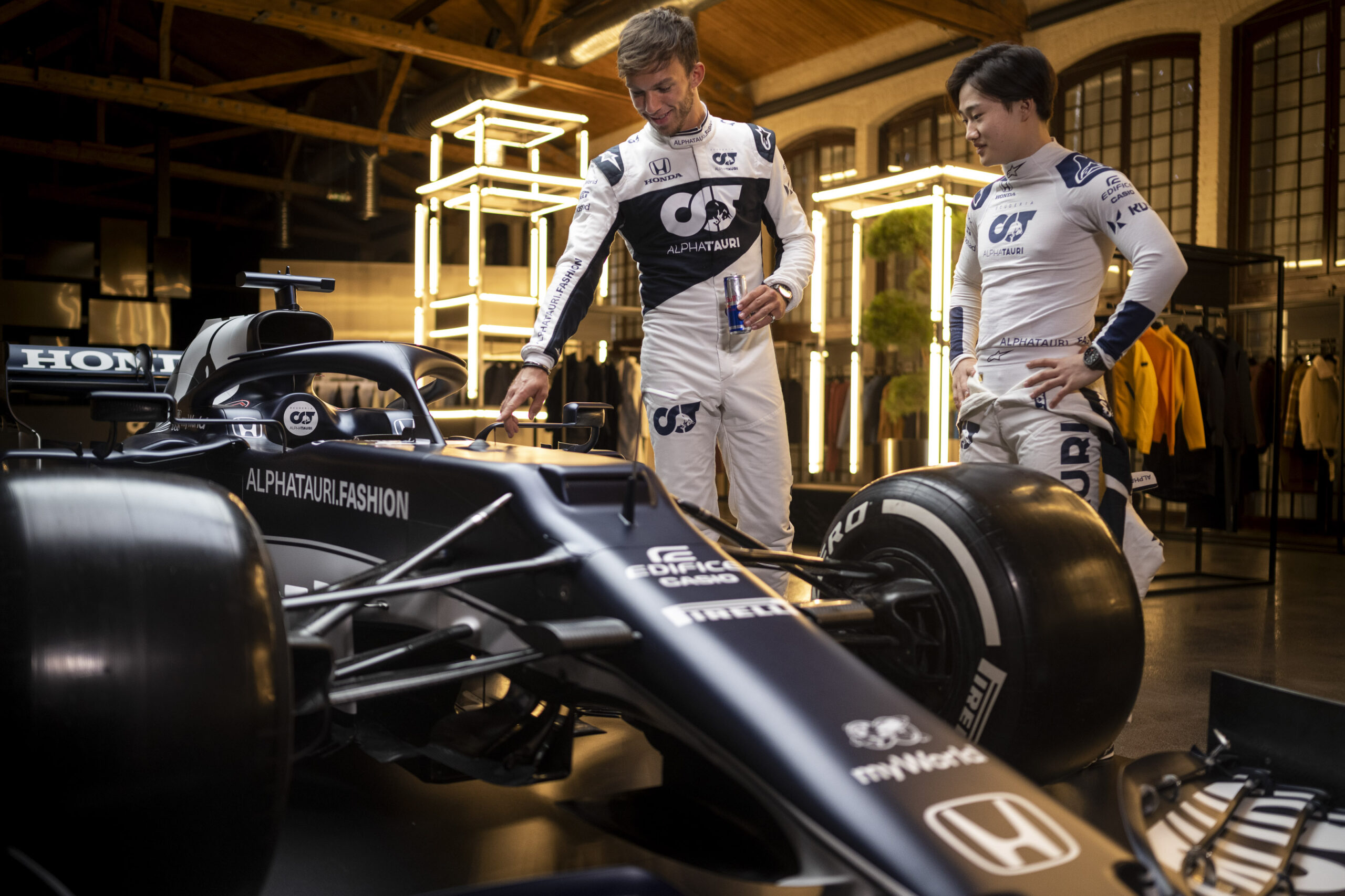 AlphaTauri revela su AT02 con estética renovada