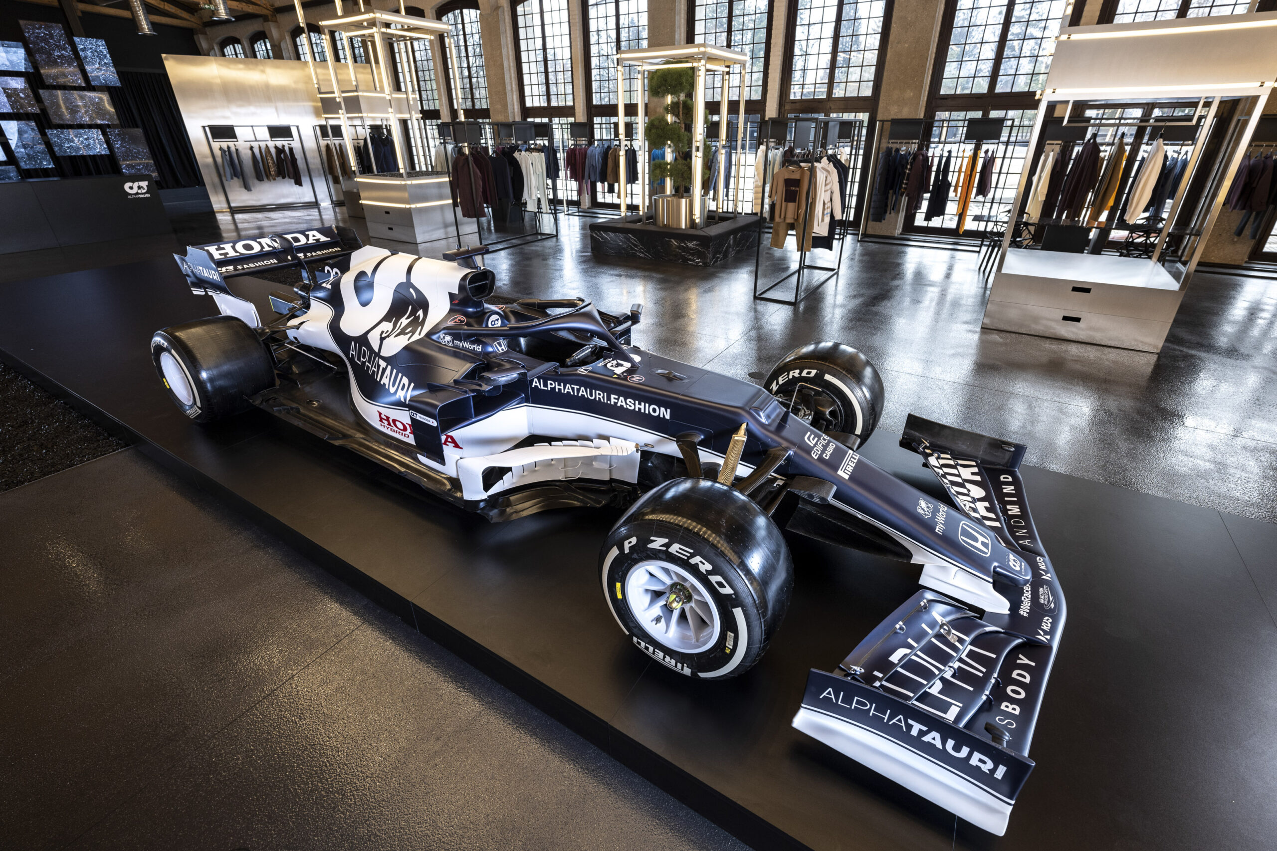 AlphaTauri revela su AT02 con estética renovada 