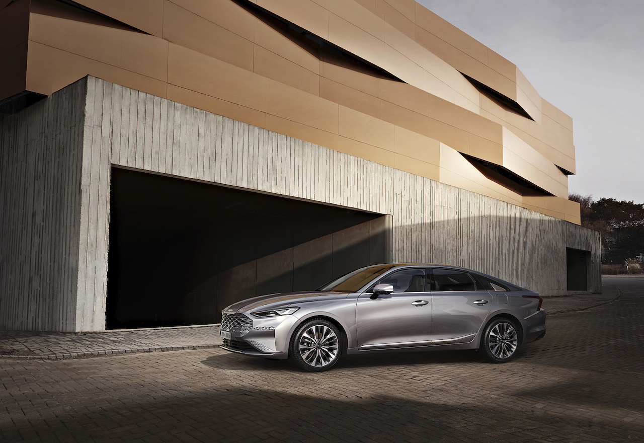 K8 el primer sedán deportivo que luce el nuevo logotipo de KIA