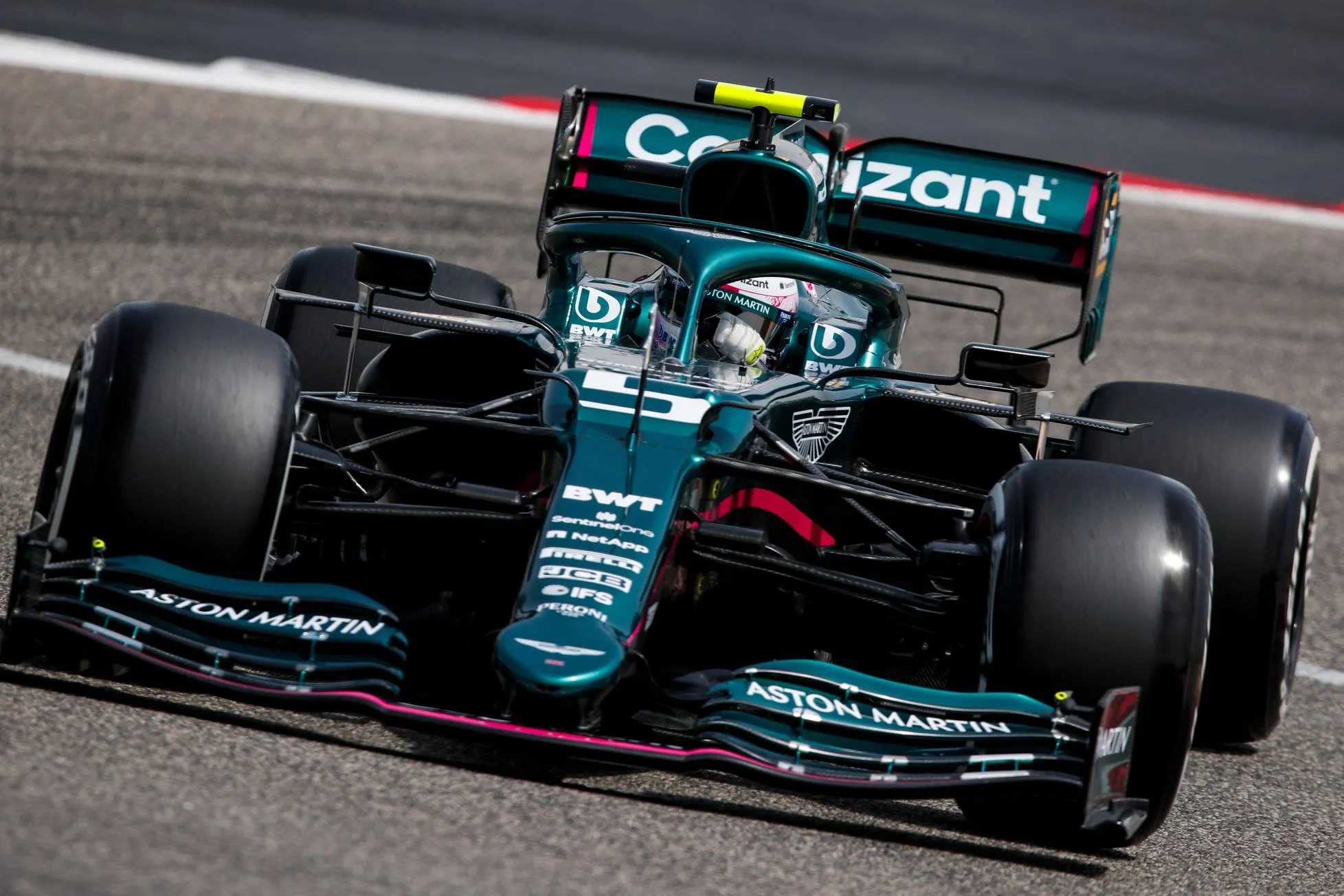 Vettel se inspira en James Bond para nombrar a su monoplaza