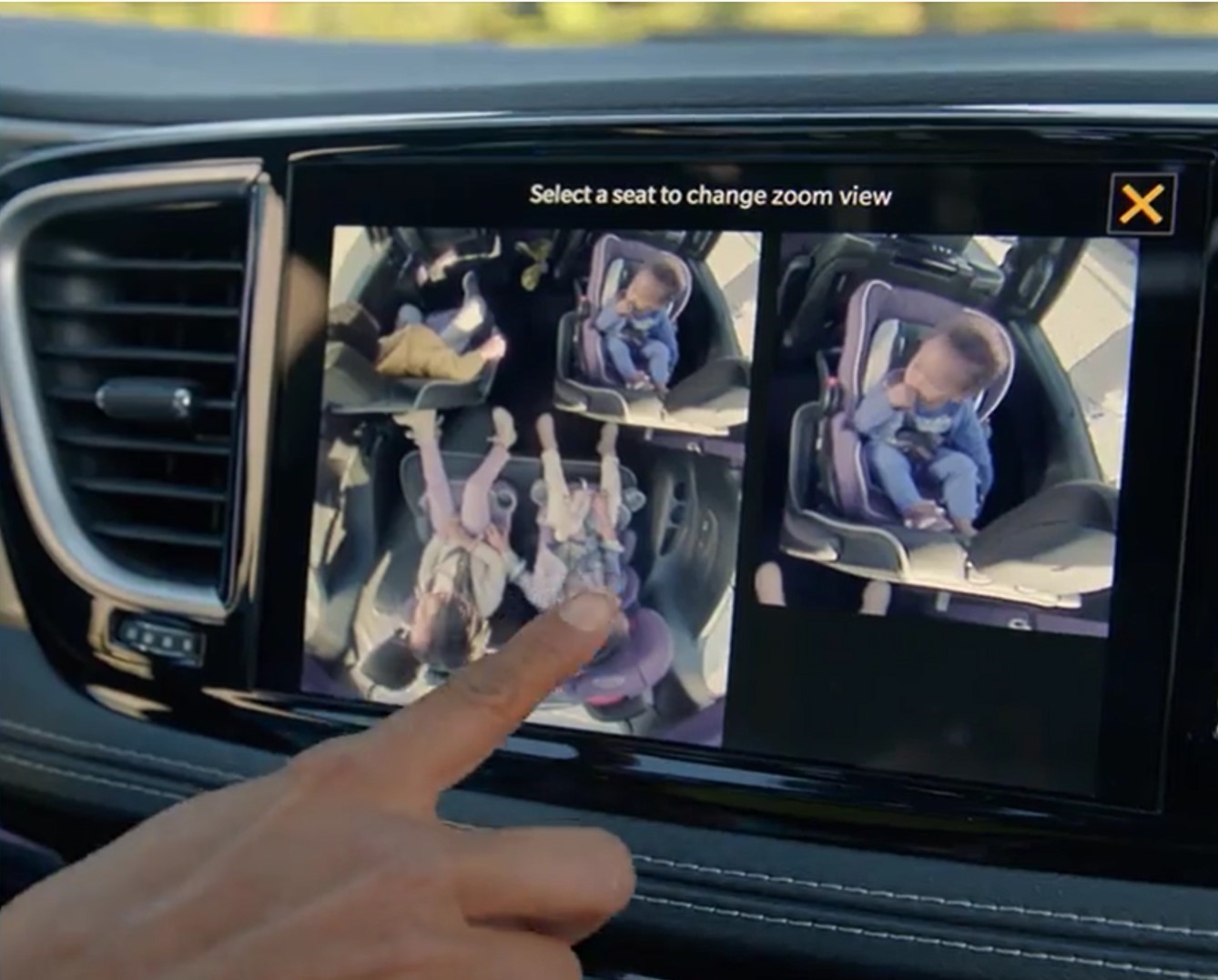 Chrysler Pacifica Limited Platinum 2021 5 | Memo Lira Chrysler Pacifica Limited Platinum 2021 ver a los niños bebés sentados en la fila trasera en la pantalla de infoentretenimiento incluso hacer zoom