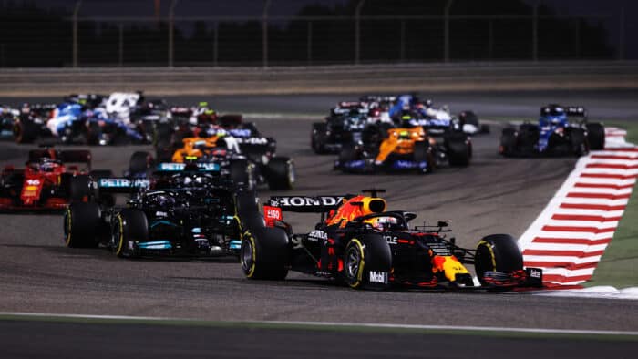 Hamilton vence a Verstappen en Bahréin
