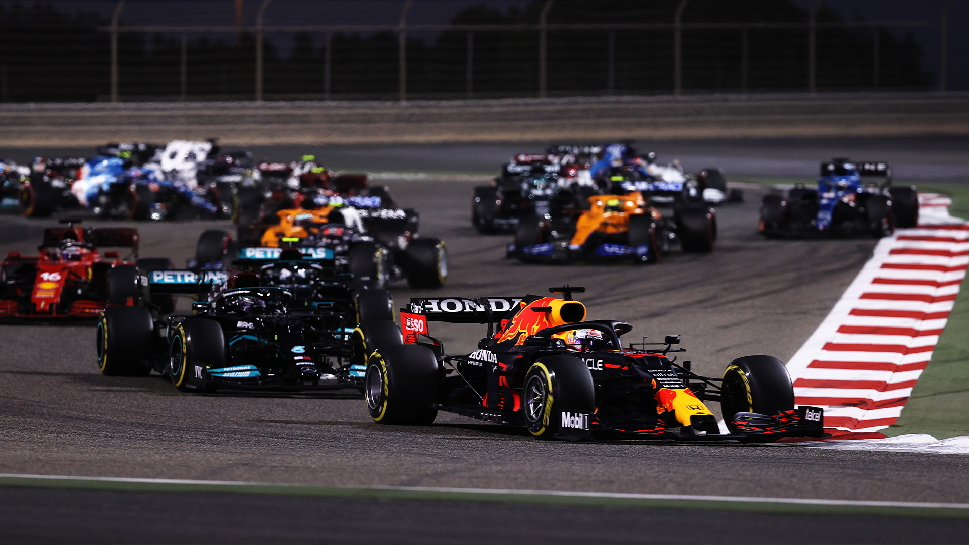 Hamilton vence a Verstappen en Bahréin