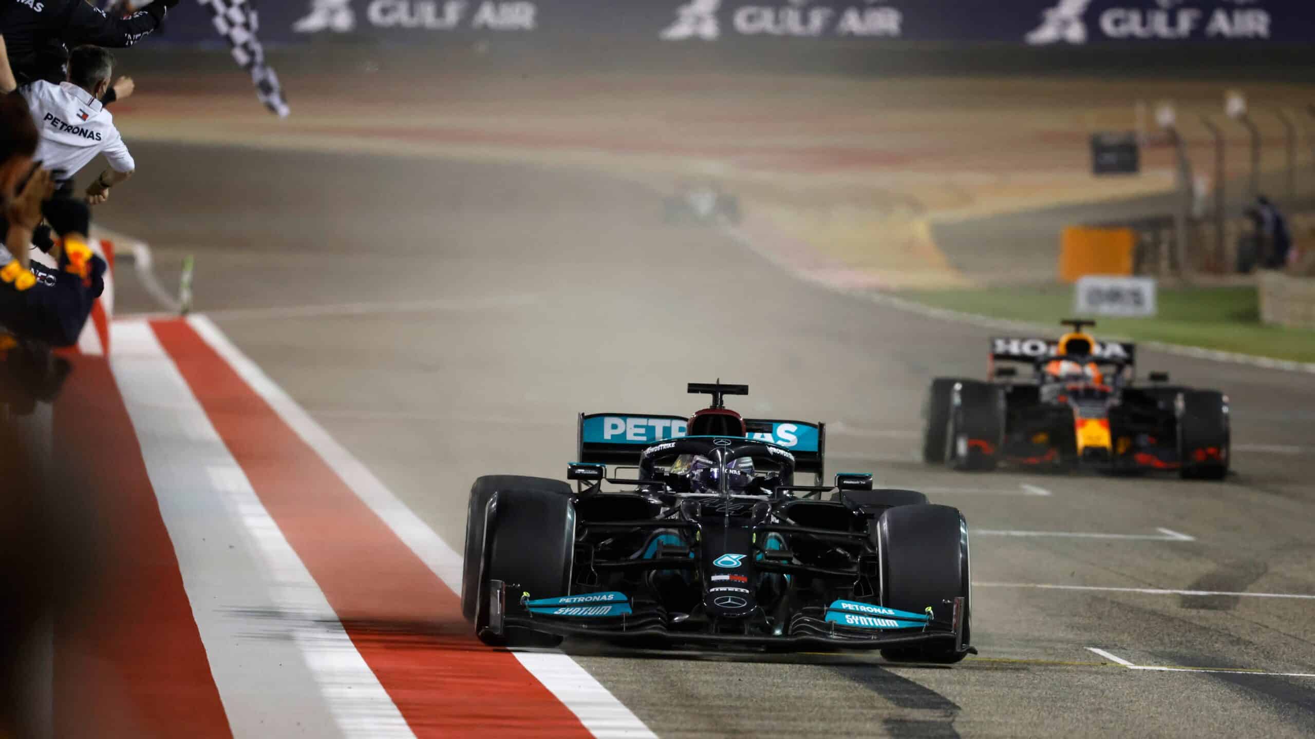 Hamilton vence a Verstappen en Bahréin