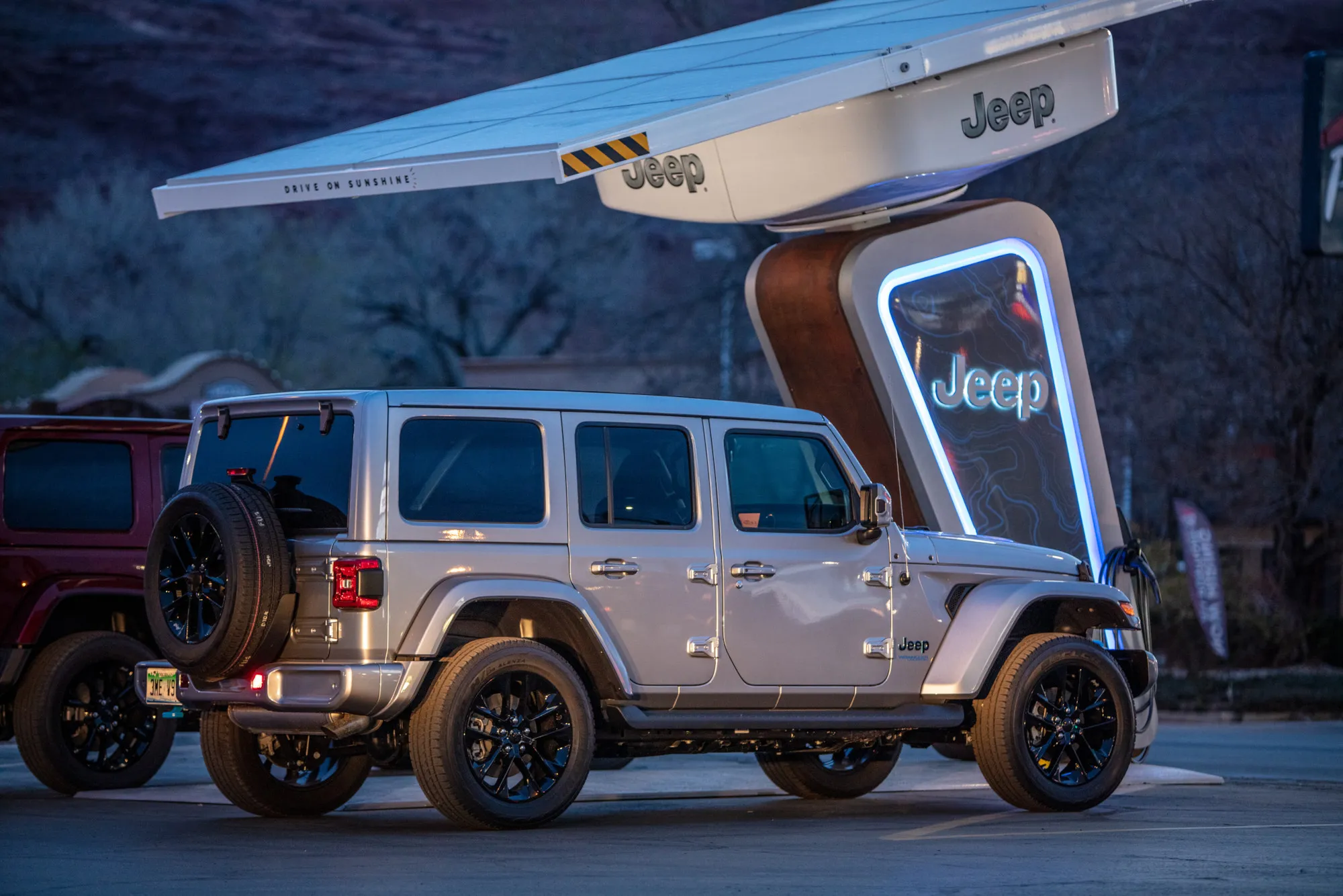 Jeep instala cargadores en rutas off-road