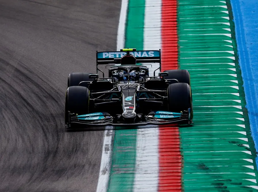 Bottas encabeza la FP2, Verstappen con problemas
