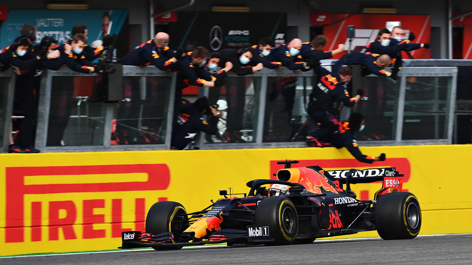 Max Verstappen gana en Imola; Sergio Pérez 12