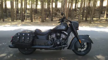 Indian Vintage Dark Horse, presencia en el asfalto