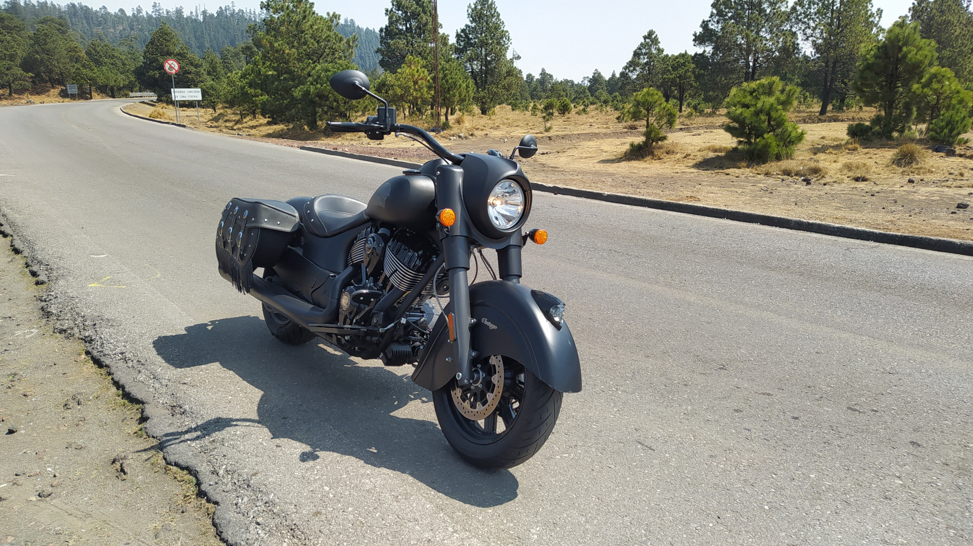 Indian Vintage Dark Horse presencia en el asfalto