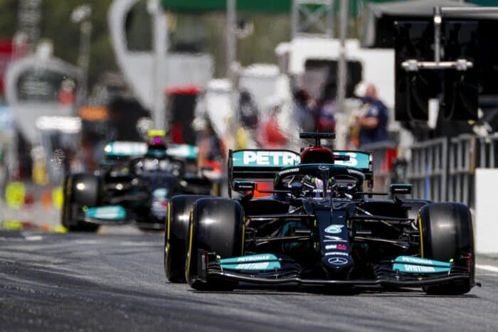 Lewis Hamilton celebra su pole position número 100