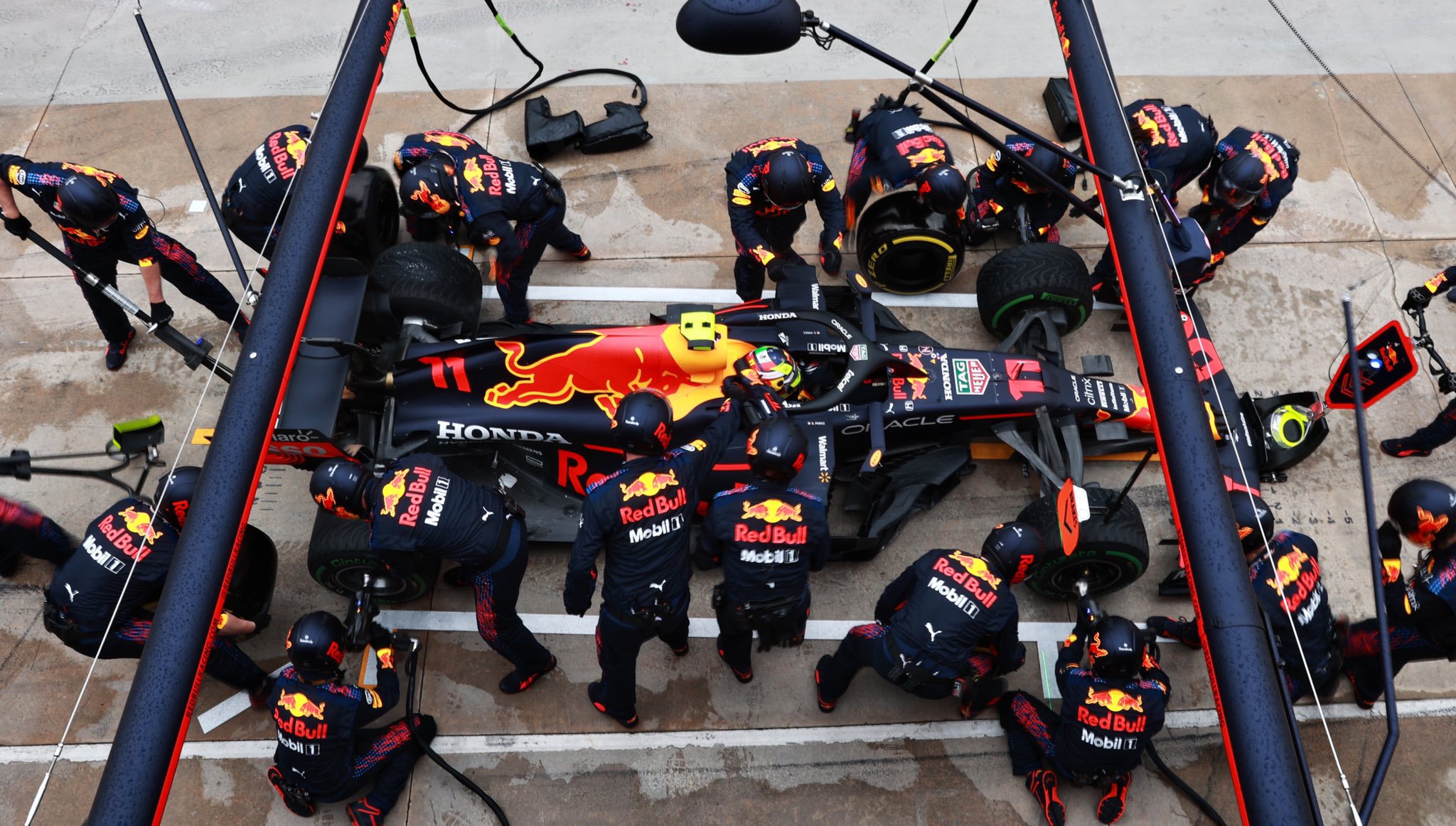 Red Bull negó haber usado a Sergio Pérez para retrasar a Hamilton