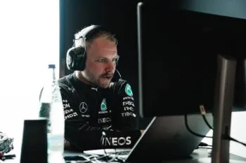Valtteri Bottas tiene una foto 