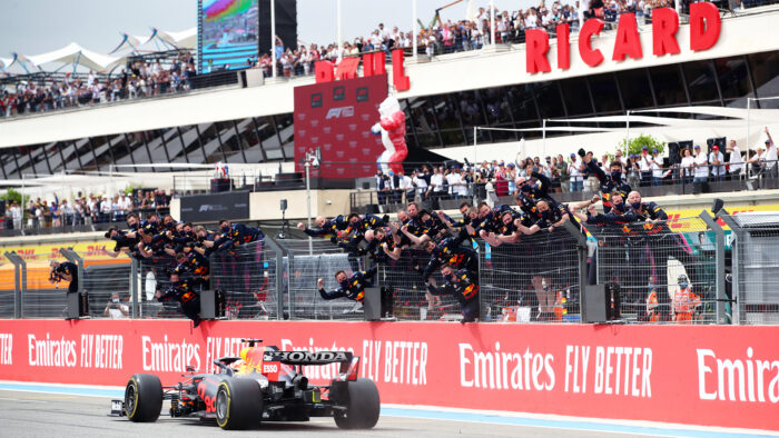 Verstappen consigue la victoria en el Gran Premio de Francia, Checo tercero