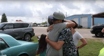 Hijo regala a papá el auto de sus sueños 11