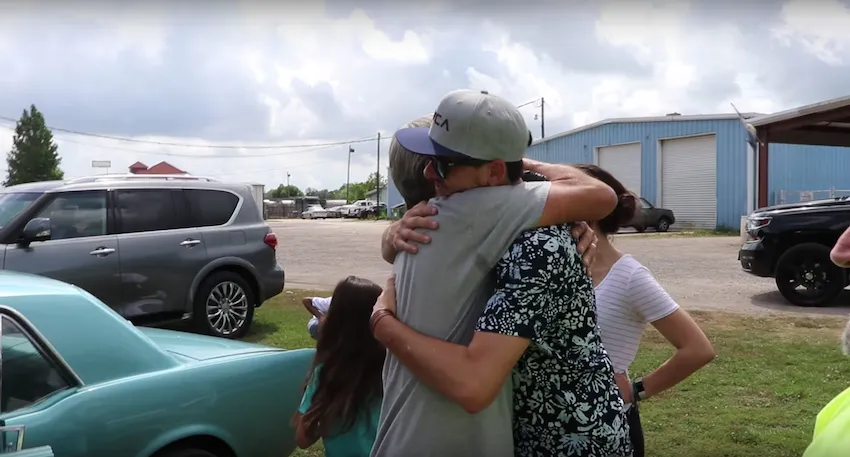 Hijo regala a papá el auto de sus sueños 11