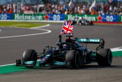 Lewis Hamilton gana el GP de Gran Bretaña, tras sacar a Verstappen de la pista