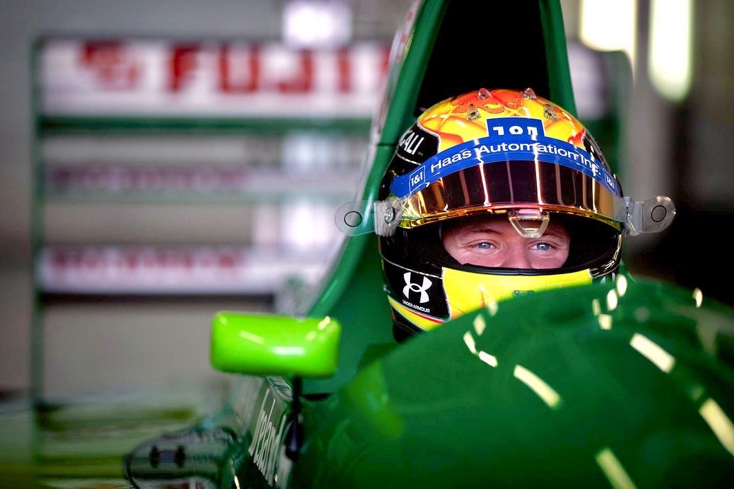 Mick Schumacher rueda en el Jordan 191 de su padre