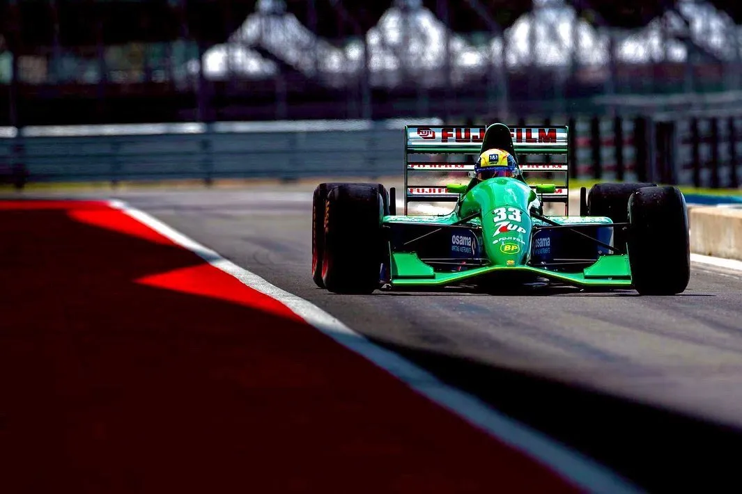 Mick Schumacher rueda en el Jordan 191 de su padre