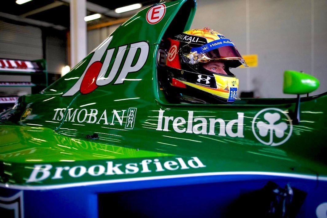 Mick Schumacher rueda en el Jordan 191 de su padre 