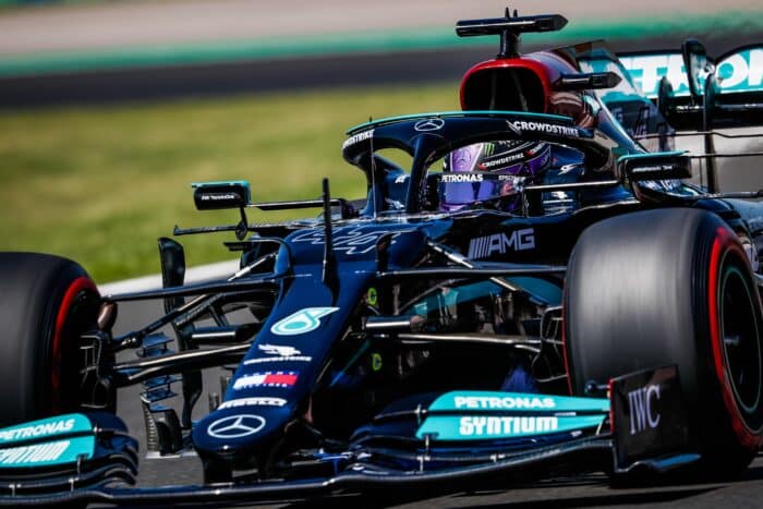 Lewis Hamilton consigue su pole position 101 tras polémica acción 