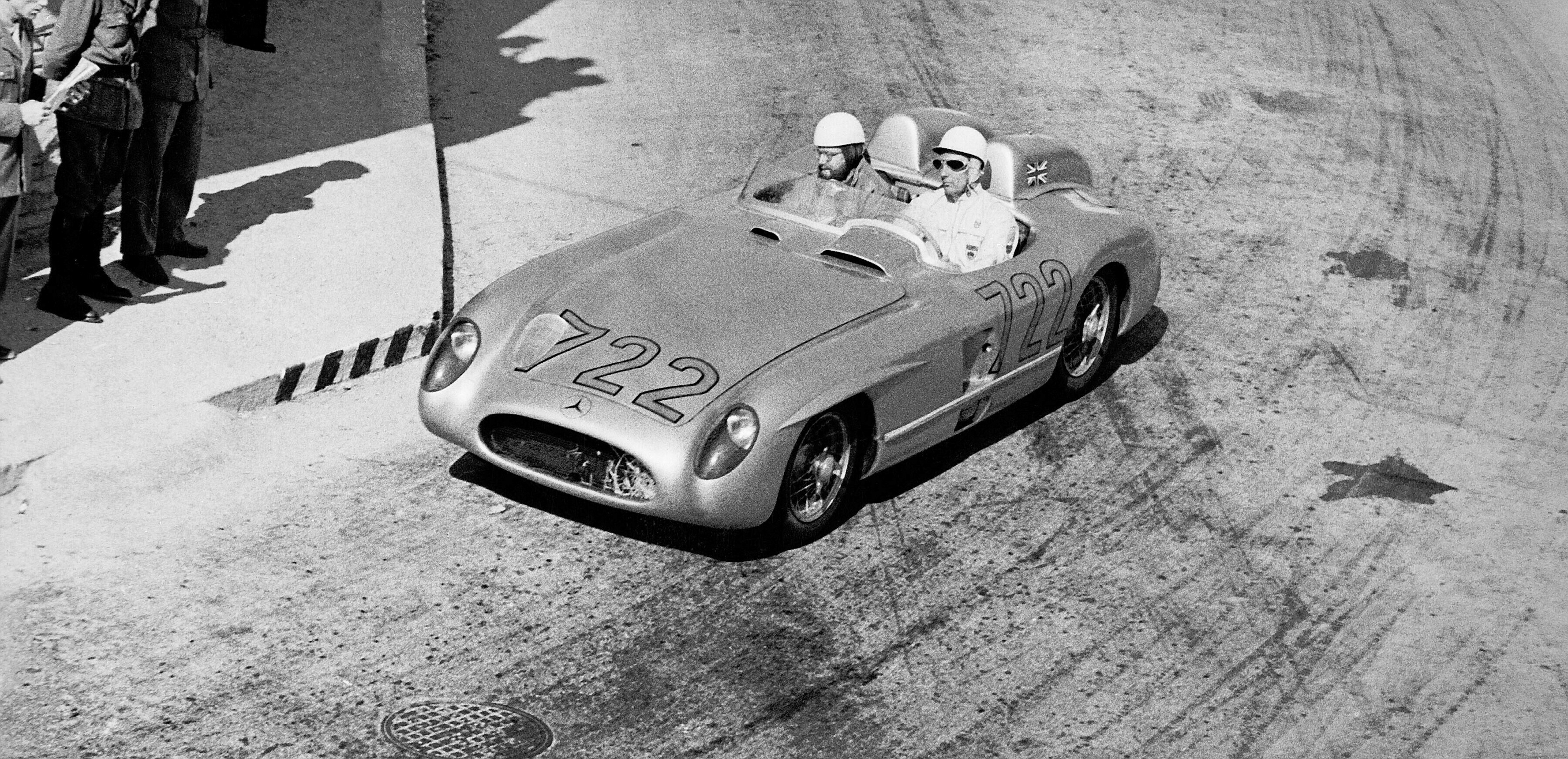 Mercedes Benz 300 SLR 722 von Sir Stirling Moss beim British Grand Prix in Silverstone Mercedes Benz 300 SLR 722 of Sir Stirling Moss at the British Grand Prix at Silverstone | Memo Lira
