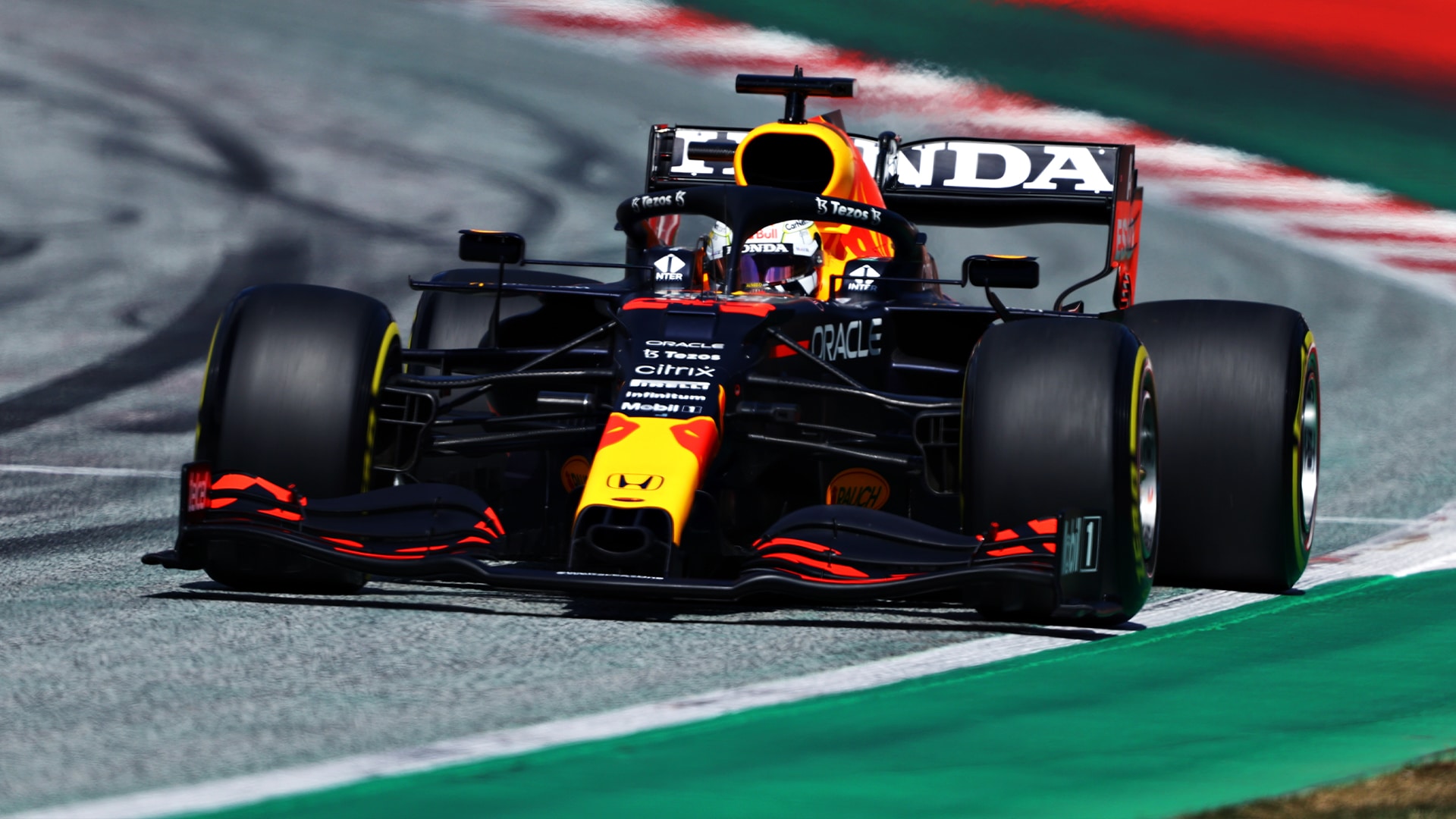 Max Verstappen repite la pole position en Austria, Checo tercero