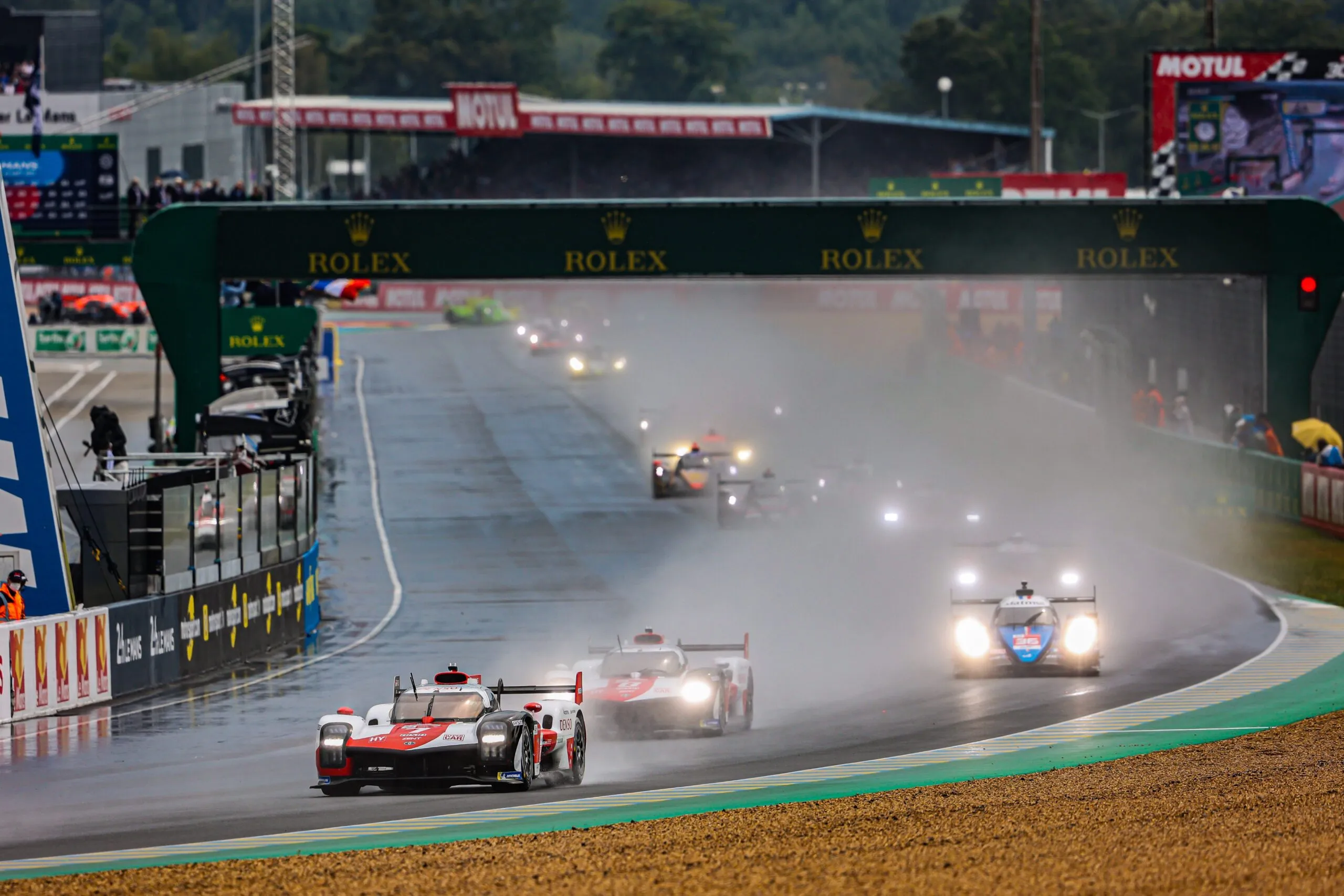 Toyota lidera las 24 Horas de Le Mans a mitad de camino