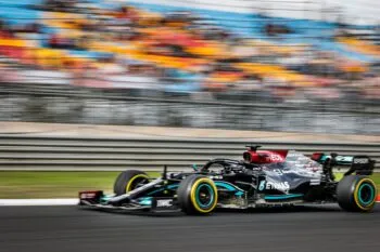 Hamilton establece nuevo récord de pista, Bottas se queda con la pole