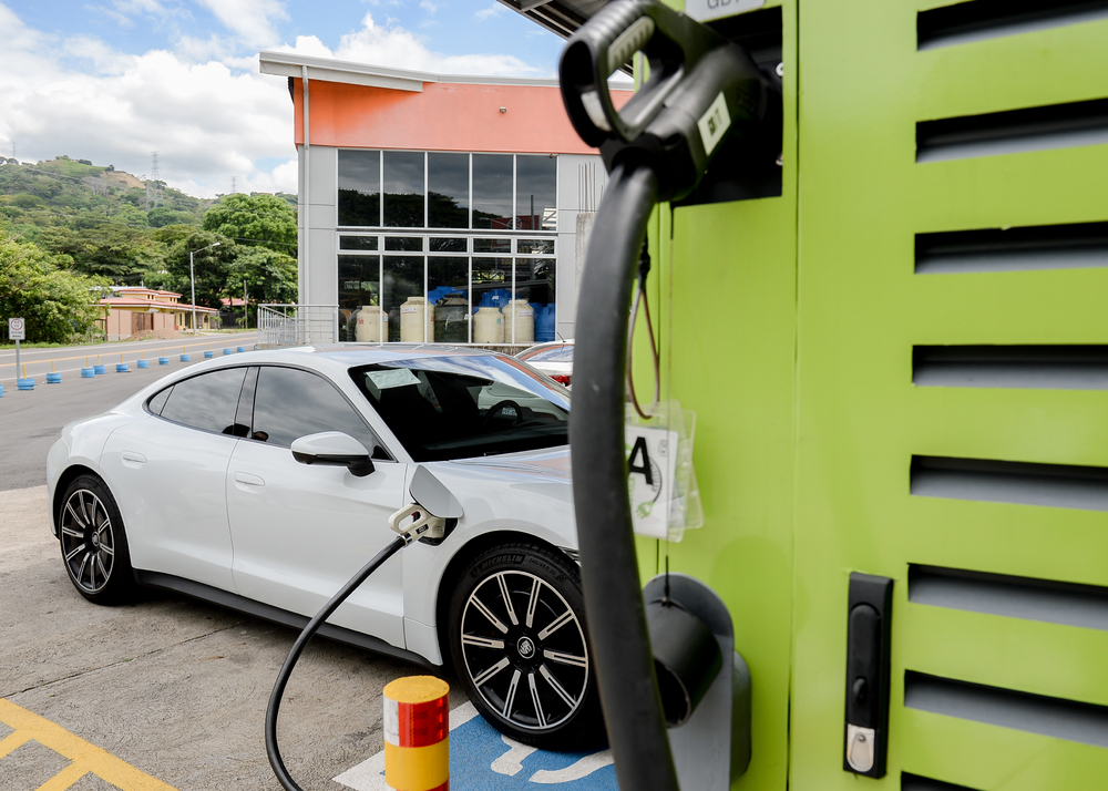 Posche estima que en 2025 la mitad de sus ventas en la región sea de eléctricos 4 | Memo Lira Porsche Taycan
