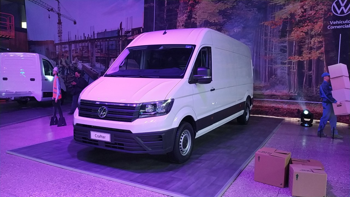 Crafter 4.9 y 5 toneladas llegan en versiones Cargo Van y Pasajeros