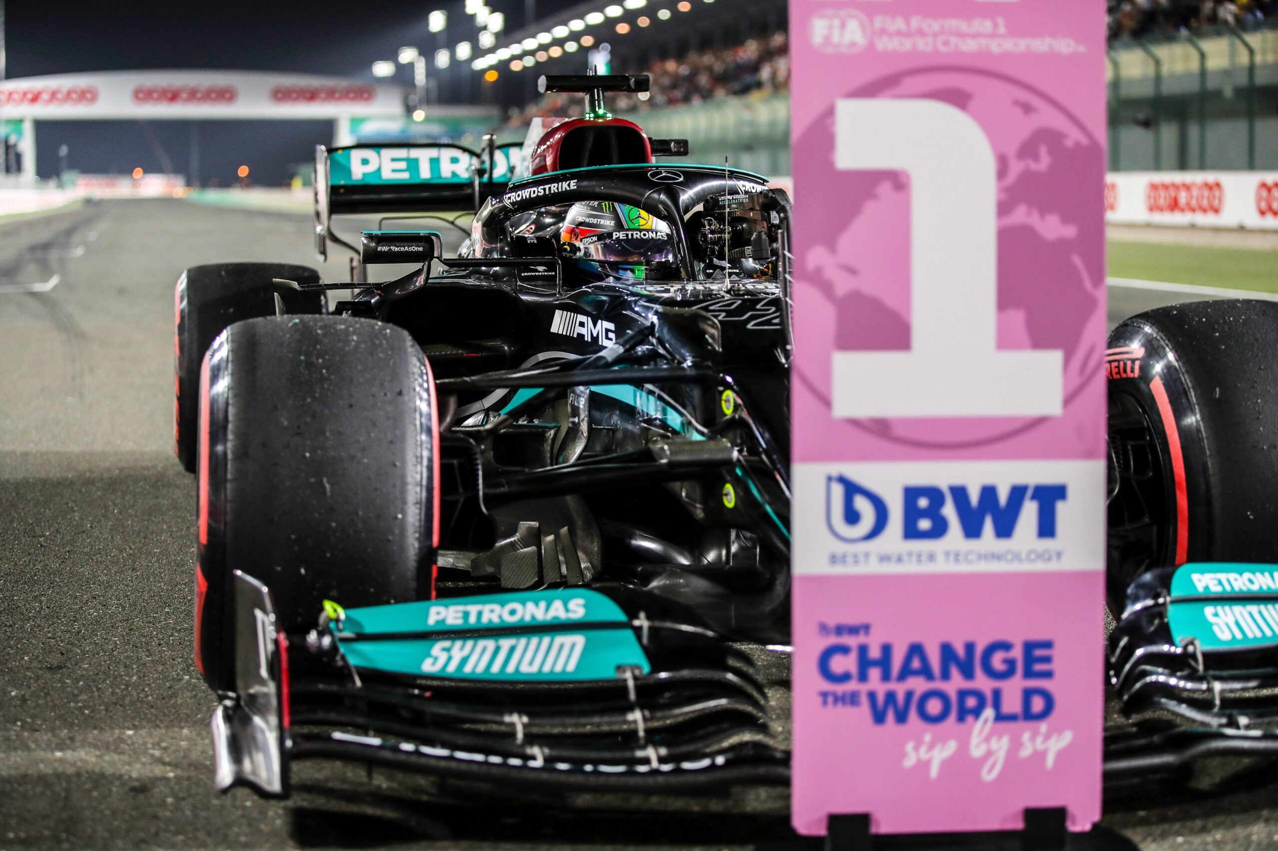 Lewis Hamilton conquista la pole position en Qatar