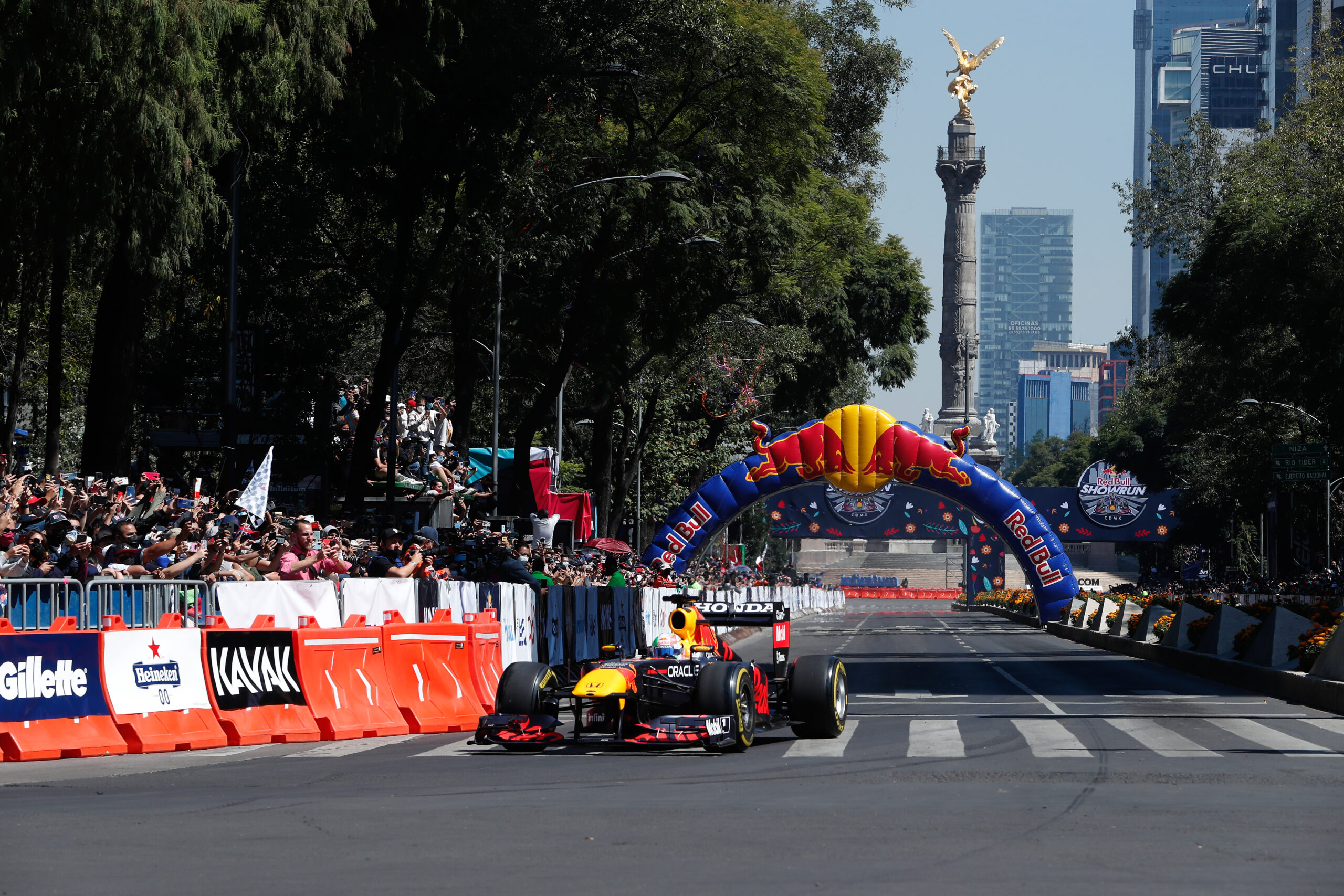 Sergio Pérez hizo vibrar las calles de la CDMX con el Red Bull Show Run