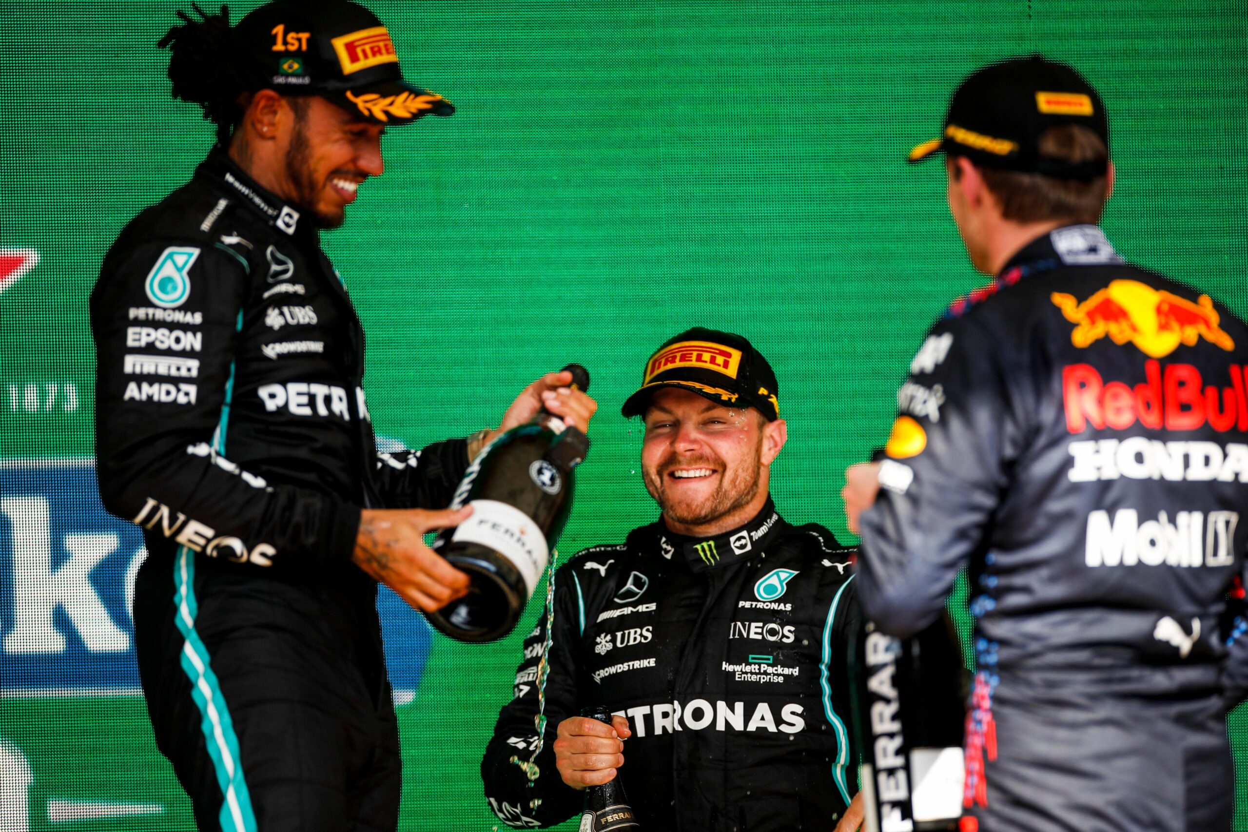 Lewis Hamilton consigue la victoria en Brasil tras impresionante remontada 