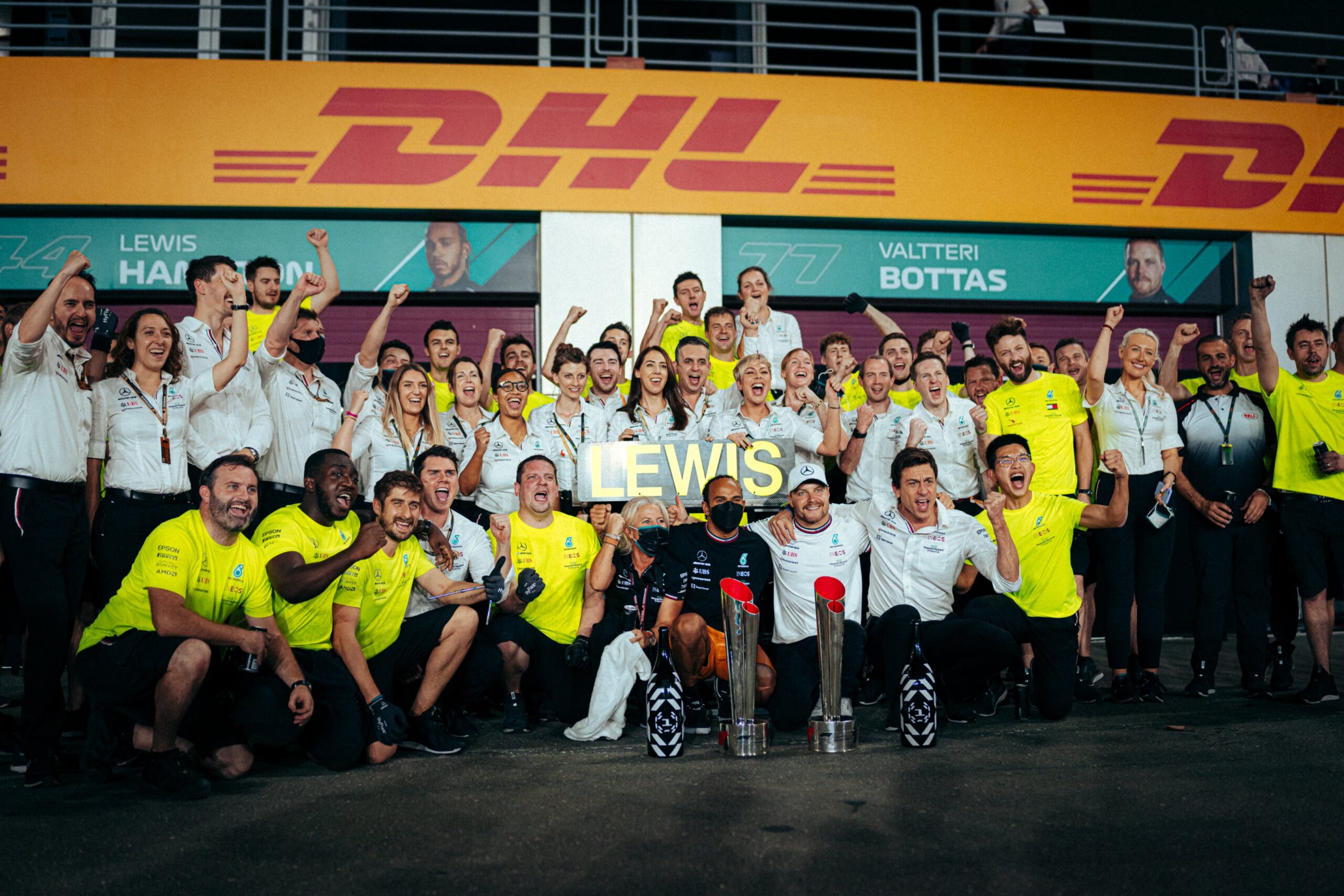 Hamilton venció a Verstappen en Qatar, Alonso en el podio