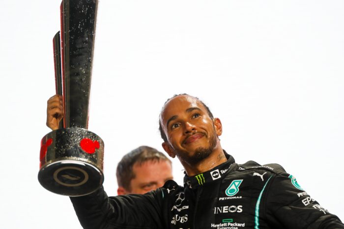 Hamilton venció a Verstappen en Qatar, Alonso en el podio
