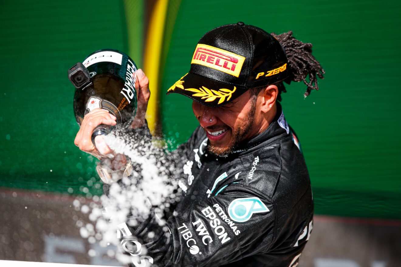 Lewis Hamilton consigue la victoria en Brasil tras impresionante remontada