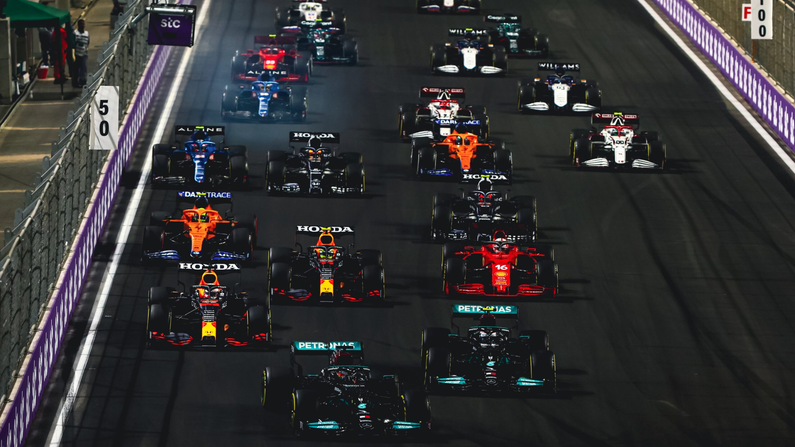 Hamilton gana el controvertido GP de Arabia Saudita empatando en puntos con Verstappen