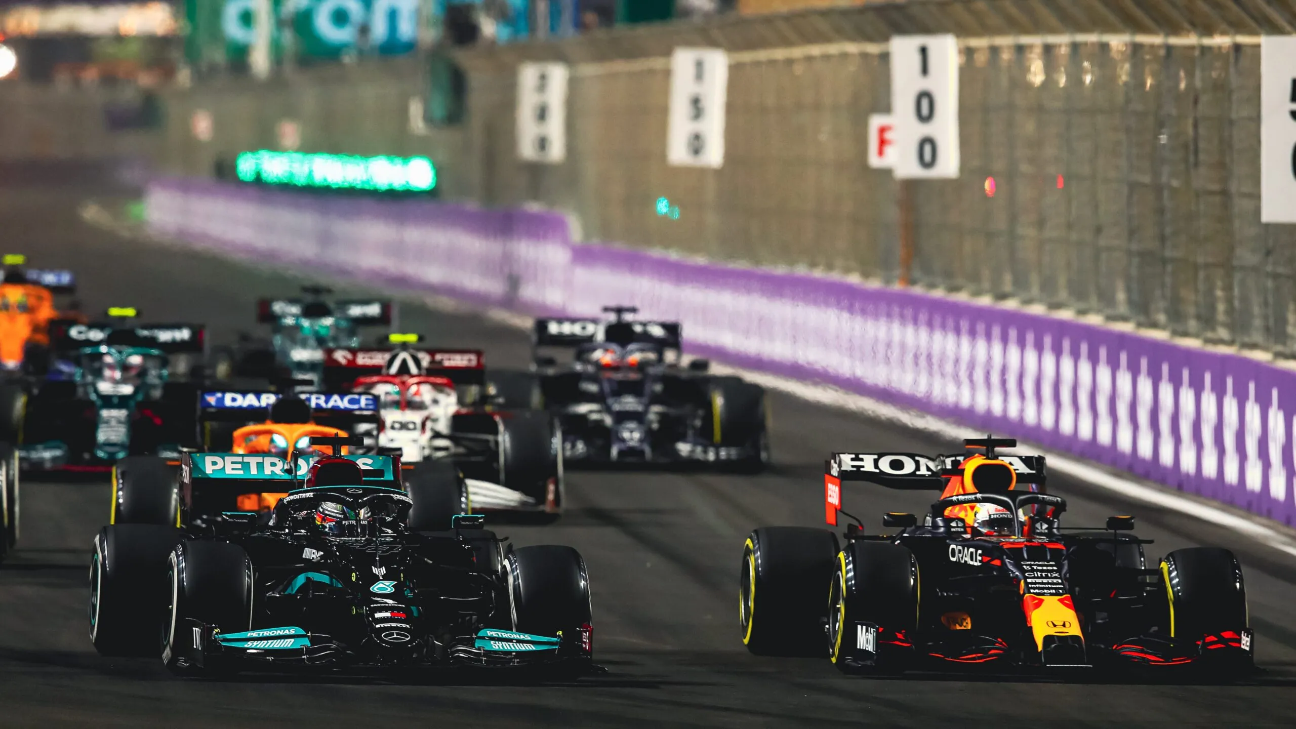 Hamilton gana el controvertido GP de Arabia Saudita empatando en puntos con Verstappen