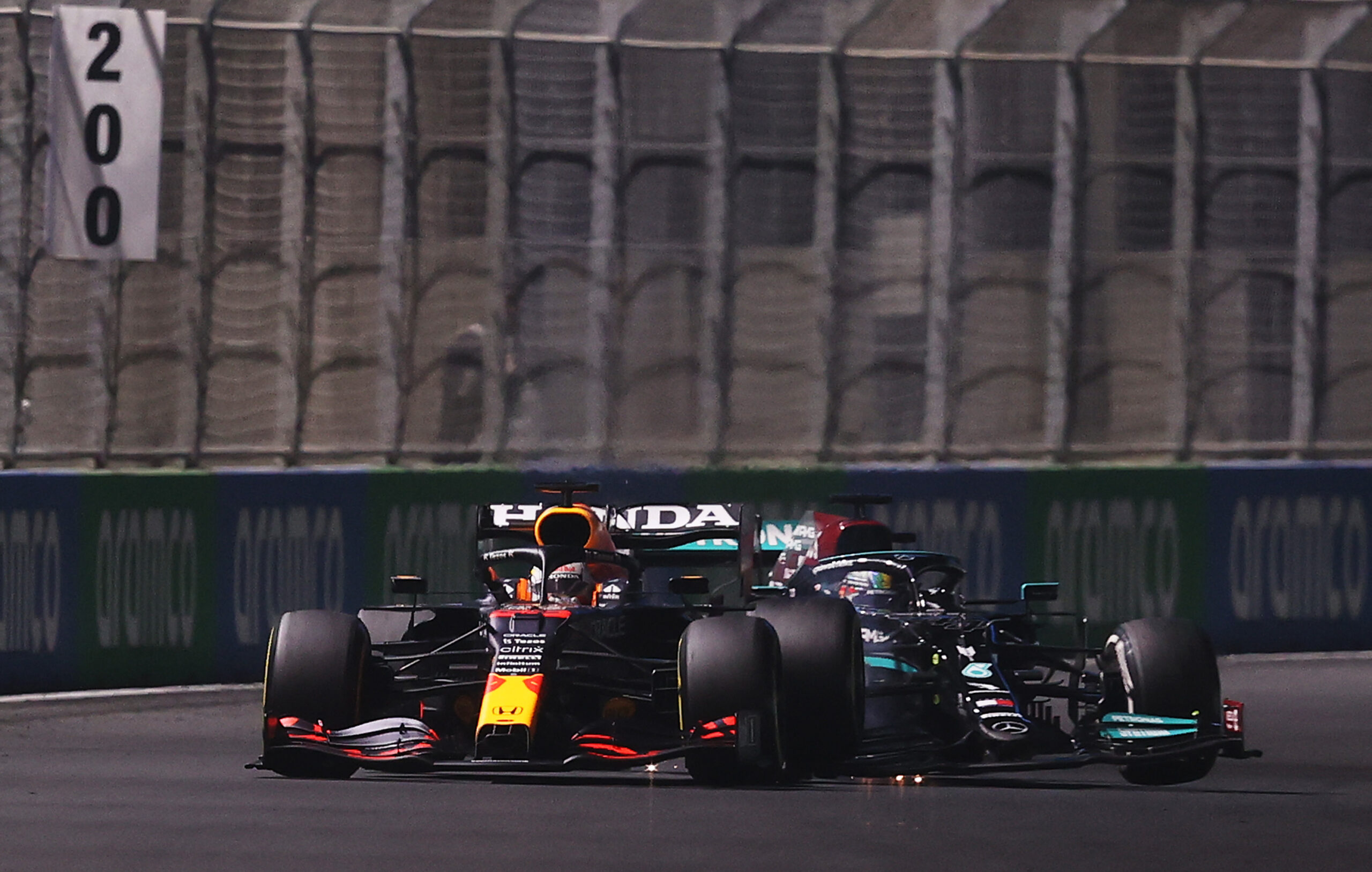Verstappen recibe penalización adicional por colisión con Hamilton